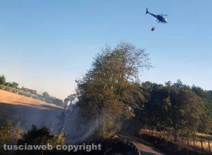 Celleno - incendio - Bosco e sterpaglie in fiamme - Intervento con l'elicottero