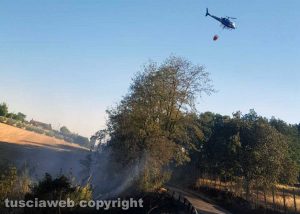 Celleno - Incendio - Bosco e sterpaglie in fiamme - Intervento con l'elicottero