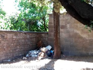 Viterbo - Il degrado al cimitero