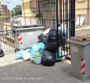 Viterbo - Rifiuti in via Francesco Caprini 