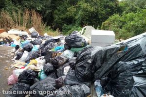 Viterbo - Rifiuti su strada Mezzogrosso