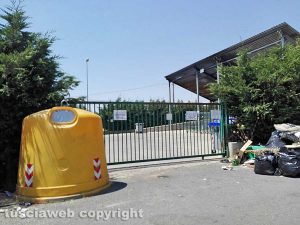 Rifiuti nella zona industriale di Grotte Santo Stefano