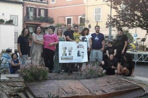 Vetralla - Il bassorilievo in cemento per le mura di via della Pietà