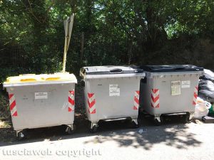 Viterbo - Discarica a cielo aperto all'inizio di strada Palomba