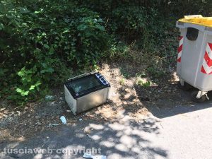 Viterbo - Discarica a cielo aperto all'inizio di strada Palomba