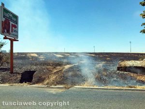 Viterbo - Incendio sulla cassia Nord, nei pressi del deposito del gas