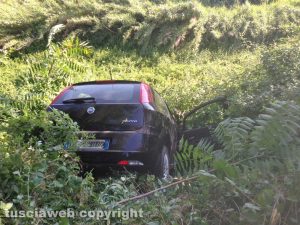 Viterbo - Auto fuori strada in via Belluno