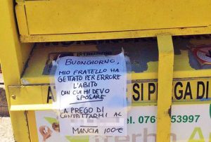 Il cartello affisso nel raccoglitore della Caritas
