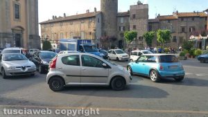 Bagnaia - Piazza XX settembre invasa dalle auto