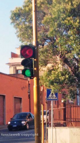 Viterbo - Il semaforo difettoso in via Sabotino