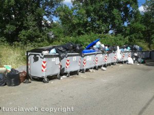 Viterbo - Rifiuti in strada Monte Pizzo