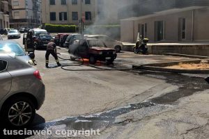 Viterbo - Auto in fiamme a via Montenero