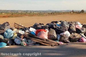 Viterbo - I rifiuti lungo strada Montarone