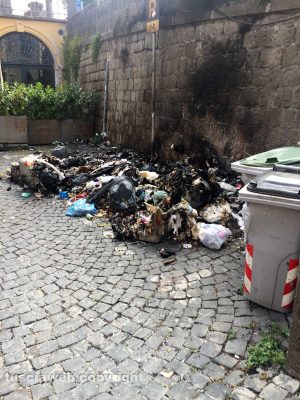 Viterbo - I cassoonetti dati alle fiamme nella notte