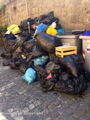 Viterbo - Discarica a cielo aperto sotto piazza Verdi
