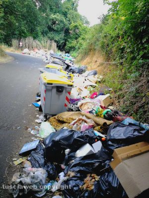 Viterbo - Discarica a cielo aperto in strada Mezzogrosso
