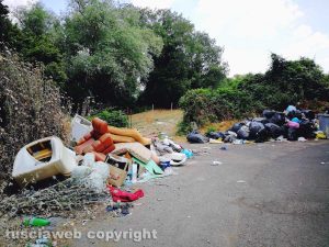 Viterbo - Discarica a cielo aperto in strada Mezzogrosso