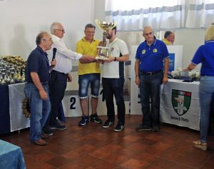 Viterbo - I fratelli Celestini consegnano il trofeo ad Andrea Caccamisi