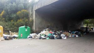 Viterbo - Rifiuti in strada Castiglione