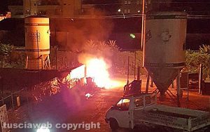 Viterbo - Villanova - Cassonetti in fiamme