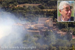 Viterbo - Vastissimo incendio a Sant'Angelo di Roccalvecce - L'intervento dei vigili del fuoco - Nel riquadro il sindaco Michelini