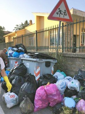 Viterbo - Rifiuti all'asilo del Murialdo