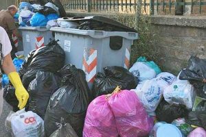 Viterbo - Rifiuti all'asilo del Murialdo