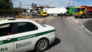 Orte - Tir pieno di frutta si ribalta