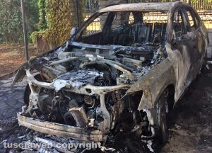 Viterbo - La macchina dell'avvocato Alabiso distrutta dalle fiamme