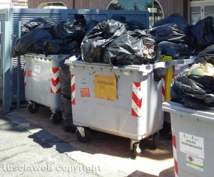 Rifiuti lungo le strade di Viterbo