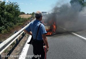 Pescia Romana - Auto in fiamme sull'Aurelia