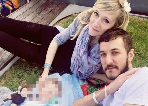 Il piccolo Charlie con i genitori