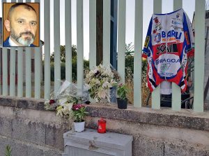 Bagnoregio - Fiori e una maglietta da ciclista sul muro in via Monarchi contro il quale si è schiantato l'avvocato Franco Fiorani
