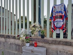 Bagnoregio - Fiori e la maglietta da ciclista sul muro in via Monarchi contro il quale si è schiantato l'avvocato Franco Fiorani