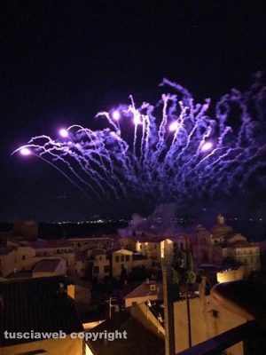 Tuscania - I fuochi d'artificio color lavanda 