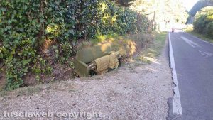 Viterbo - Divano su strada Romana
