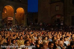 Viterbo - Il pubblico allo spettacolo di Piovani 
