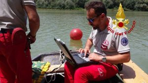 Vigili del fuoco al lavor per il recupero del corpo disperso nel Tevere 