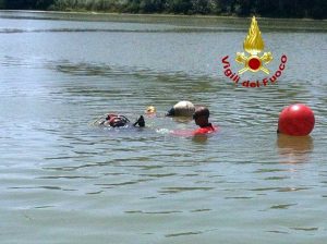 Vigili del fuoco al lavor per il recupero del corpo disperso nel Tevere