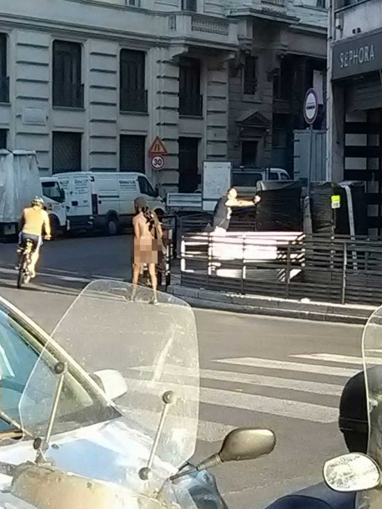 Roma - Uomo passeggia nudo in via del Tritone