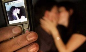 Roma - Polizia - Filmava scene di sesso e ricattava le sue vittime