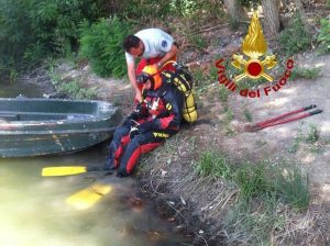 Vigili del fuoco al lavor per il recupero del corpo disperso nel Tevere 