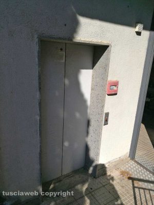 Ascensore rotto al cimitero di Bagnaia