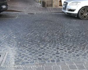 Viterbo - Incrocio tra via Matteotti e piazza della Rocca - Le strisce pedonali non ci sono più