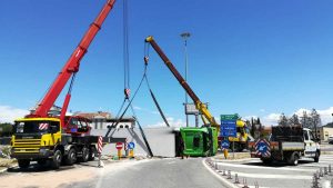 Orte - Tir pieno di frutta si ribalta