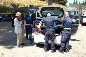 Roma - Blitz anti abusivismo della polizia locale al Colosseo