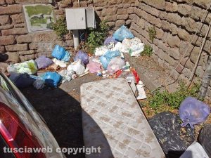 Viterbo - Immondizia e un materasso a san Pellegrino