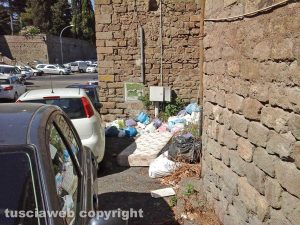 Viterbo - Immondizia e un materasso a san Pellegrino 