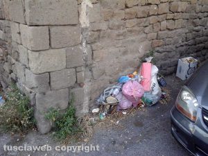 Viterbo - Immondizia e un materasso a san Pellegrino 