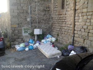 Viterbo - Immondizia e un materasso a san Pellegrino 